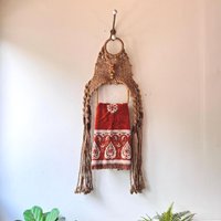 Seltene Vintage 1970Er Jahre Makramee Handtuchhalter Mit Holzakzenten, Mcm Mid Centuryboho Wandbehang Badezimmerregal, Gewebtes Textil, Rattanring Seltene Vintage 1970Er Jahre Makramee Handtuchhalter Mit Holzakzenten, Mcm Mid Centuryboho Wandbehang Badezimmerregal, Gewebtes Textil, Rattanring von MidMayVintage
