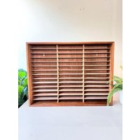 Vintage 1960Er Jahre Drucker Tablett Display Regal, Mcm Mid Century Post Organizer Vintage 1960Er Jahre Drucker Tablett Display Regal, Mcm Mid Century Post Organizer von MidMayVintage