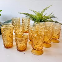 Vintage 1970Er Jahre Amber Crinkle Glas-Set Mit 12 - 6 Sockeln, 5 Großen, 1 Kleinen Mcm Mid Century Strukturierte Glaswaren, Retro Barware, Erntegold von MidMayVintage