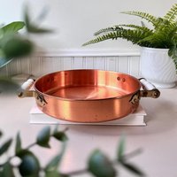 Vintage 1970Er Jahre Kupfer & Messing Flache Pfanne Mit Dekorativen Weißen Details, Mcm Mid Century Kochgeschirr Griffen, Bauernhaus, Landhaus Dekor von MidMayVintage