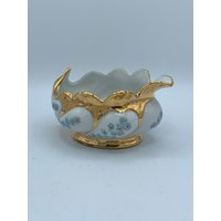 Süße Kleine Vintage Creamer - Weiß Mit Blauen Blumen Und Gold Trim Sehr Einzigartiges Design von MidModzilla