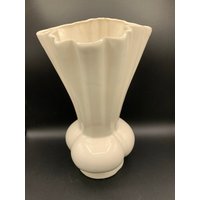 Tolle Art Deco Weiße Keramik Vase - Bauchiger Boden Und Rüschen Top So Ein Tolles Stück von MidModzilla