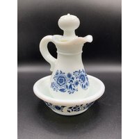 Vintage Avon Cruet Mit Passender Unterplatte - Milchglas Blauen Blumen Wirklich Hübsch von MidModzilla