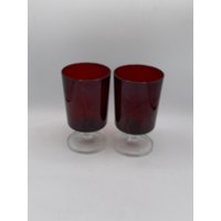 Vintage Luminarc Arcoroc Rubin Rot Sockel Weingläser Frankreich - Set Von Zwei Tolle Farbe Und Größe von MidModzilla