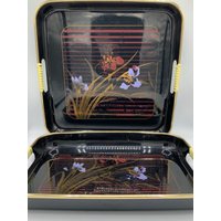 Vintage Mcm Melamin Serviertabletts Aus Japan - Schwarz Mit Kordelgriffen 2Er Set Blumendesign Auf Der Vorderseite von MidModzilla