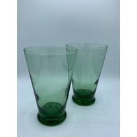 Vintage-Set Von 2 Grünen Pilsner Gläser, Footed, Trinken Und Barware, Mitte Des Jahrhunderts, Anker Hocking - So Ein Tolles Glas-Set von MidModzilla