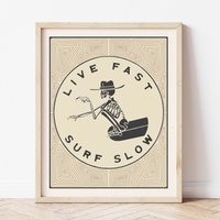 Lebe Schnell Surfen Sie Langsam || Kunstdruck Kunst Vintage Inspirierte Boho Skelettkunst von MidTideDesign