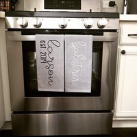 Personalisiertes Geschirrtuch/Familienname Küchentuch Küchendekor Neues Paar Geschenk Hochzeitsgeschenk Einweihungsgeschenk von MiddleSisShop