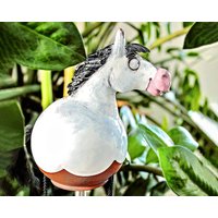 Keramik Gartendeko Weißes Pferd Gartenstecker Frostfest Handgemacht Handbemalte Gartenkugel Midene von MideneArtStudio
