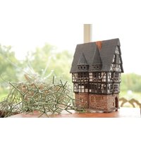 Keramikhaus Teelichthalter Kerzenhalter Wohndeko Handgefertigte Miniatur Haus Replik Des Originalen Rathauses in Alsfeld F16 Tiny House Midene von MideneArtStudio