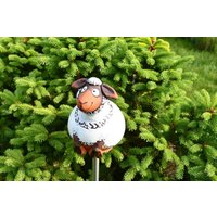 Weißes Schaf Keramik Gartendekoration Gartenstecker Frostsicher Handgemacht Handbemalter Rasenstecker Gartenkugel Midene von MideneArtStudio