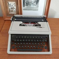 Olivetti Dora-Schreibmaschine Aus Der Mitte Des Jahrhunderts, Rote Schreibmaschine, Perfekt Funktionierende, Vintage Schreibmaschine von Midtage