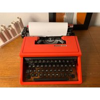 Olivetti Dora-Schreibmaschine Aus Der Mitte Des Jahrhunderts, Rote Schreibmaschine, Perfekt Funktionierende, Vintage Schreibmaschine von Midtage