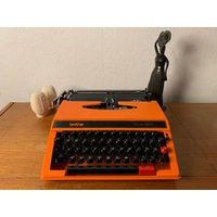 Vintage Orange Brother Deluxe 650Tr Schreibmaschine Nagoya Japan Mid Century Mit Hartplastikgehäuse von Midtage