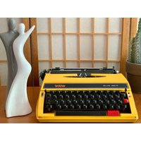 Vintage Orange Brother Deluxe 660Tr Schreibmaschine Nagoya Japan Mid Century Mit Hartplastikgehäuse von Midtage