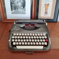 Vintage Princess 300 Schreibmaschine, Midcentury 60Er Design, Tragbare Schreibmaschine Mit Ledertasche, Voll Funktionsfähig, Qwertz von Midtage