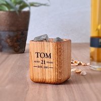 Personalisierter 21. Geburtstag Whiskybecher Aus Holz Massiver Eiche von MijMojDesign