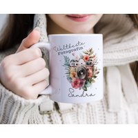 Personalisierte Tasse Für Fotografen, Weltbeste Fotografin Wunschname Geschenk, Blumenkamera Design, Einzigartige Kaffeetasse | 7413 Personalisierte Tasse Für Fotografen, Weltbeste Fotografin Wunschname Geschenk, Blumenkamera Design, Einzigartige Kaffeetasse | 7413 von Mikalino