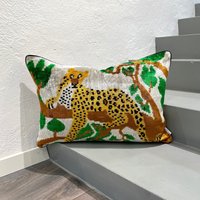 Ikat Samtkissen Jaguar Ikat Samtkissen Jaguar von MilaMiroStudio