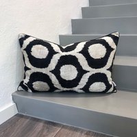 Ikat Samtkissen Ogee Schwarz Ikat Samtkissen Ogee Schwarz von MilaMiroStudio