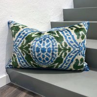 Ikat Samtkissen Oliv Ikat Samtkissen Oliv von MilaMiroStudio