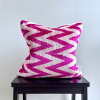 Samt Ikat Kissen Zickzack Rosa | Samtkissen von MilaMiroStudio