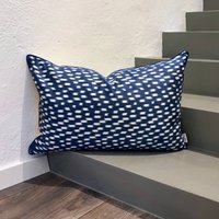 Seide Ikat Kissen Newbie Blau von MilaMiroStudio