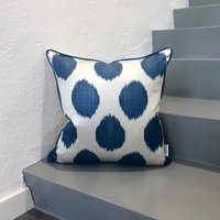 Seide Ikat Kissen Punkte Blau von MilaMiroStudio