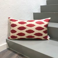 Seide Ikat Kissen Punkte Rot von MilaMiroStudio