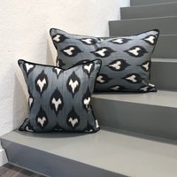 Seide Ikat Kissen Silberfuchs von MilaMiroStudio