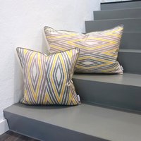 Seide Ikat Kissen Vertigo von MilaMiroStudio