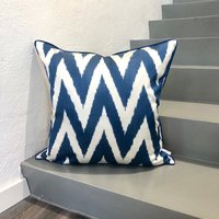 Seide Ikat Kissen Zickzack Blau | Zick-Zack von MilaMiroStudio