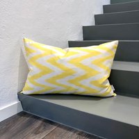 Seide Ikat Kissen Zickzack Gelb von MilaMiroStudio