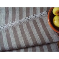 Gestreifter Leinen Tischläufer Mit Spitze Taupe & Ecru Grau Gestreifter Leinen Tischläufer Mit Spitze Taupe & Ecru Grau von MilaStyle