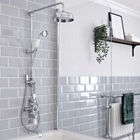 Hudson Reed - Elizabeth - Retro Duschsäule mit 3-Wege-Aufputzthermostat&44 rundem Regenfalleffekt-Duschkopf&44 Brausegarnitur und Wand-Wanneneinlauf von HUDSON REED