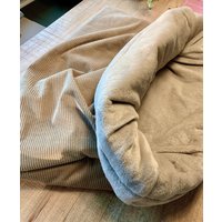 Kuschelsack Bernie Beige-Beige Aus Cord Mit Wellnessfleece, Schlafsack, Hundekorb, Hundebett, Hundehöhle von MildredsHundeausst