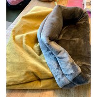 Kuschelsack Cordula Curry-Grau Aus Cord Mit Wellnessfleece, Hundeschlafsack, Schlafsack, Hundebett, Hundehöhle von MildredsHundeausst