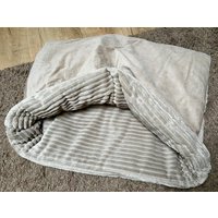 Kuschelsack Kylie Beige-Beige Aus Cord Mit Wellnessfleece , Schlafsack, Hundekorb, Hundebett, Hundehöhle von MildredsHundeausst