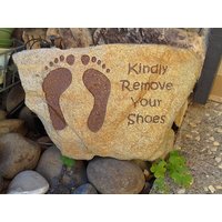 Personalisierte Gravierte Steine - Kindly Entfernen Sie Ihre Schuhe Zeichen Benutzerdefinierte Gartenstein Für Garten Oder Weihnachtsgeschenk Personalisierte Gravierte Steine - Kindly Entfernen Sie Ihre Schuhe Zeichen Benutzerdefinierte Gartenstein Für Garten Oder Weihnachtsgeschenk von MileStoneArtworks