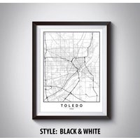 Toledo Ohio Map Print Moderne City Road Kunst, Bürodeko von MilesToGoMaps