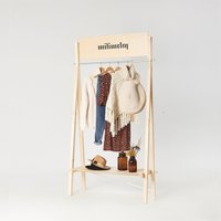 Tragbarer Kleiderständer Vr-02-Nt Aus Holz Mit Individuellem Logobrett | Pop-Up-Laden von MilimetryShop