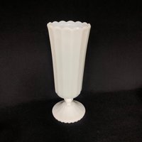 Antike Hohe Vertikal Getäfelte Milchglas-Blumenstrauß-Vase Mit Sockelbasis von MilkGlassExclusively