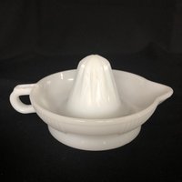 Seltene - Federal Glass Vintage Milch Glas Entsafter Citrus Reamer Gerippte Körper Loop Daumen-Tab Griff C1930S Küche Bauernhaus von MilkGlassExclusively