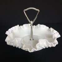 Vintage Fenton Hobnail Milchglas Center Henkel Servierschale Mit Doppeltem Rüschenrand - Hochzeitsdekor von MilkGlassExclusively
