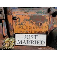 Früh Aussehende Antike Primitive Just Married Schild Personalisiert Rustikal von MillRiverPrimitives