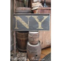 Kleine Reproduktion 18. Jh. New York "Ny' Kolonial Holzschild Personalisiert Rustikal von MillRiverPrimitives