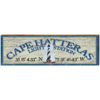 Cape Hatteras, North Carolina Leuchtturm Breitengrad Längengrad Holzschild | Wand-Kunstdruck Auf Echtholz von MillWoodArt