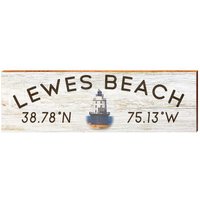 Lewes Beach Leuchtturm Weiß Breite Längengrad | Wand-Kunstdruck Auf Echtholz von MillWoodArt