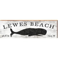 Lewes Beach Wal Weiß Breite Längengrad | Wand-Kunstdruck Auf Echtholz von MillWoodArt