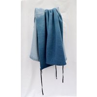 Himmelblaue Wolldecke in 100% Gekochte Wolle, Ombre Verblassen Von Hellblau Zu Tiefblau, Dicke Für Gemütliche Hygge-Interieurs von MillieMorganTextiles